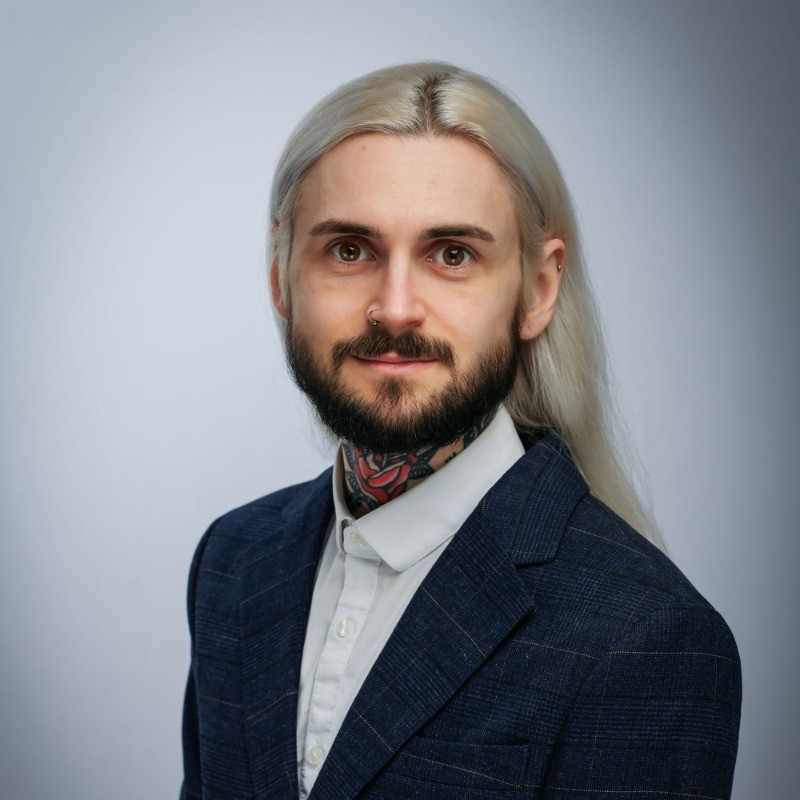 Headshot of Ben Daniels